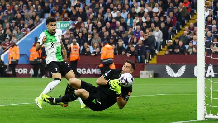Soccer Football - Premier League - Aston Villa v Liverpool - Villa Park, Birmingham, Britain - May 13, 2024  Aston Villas Emiliano Martinez scores an own goal and Liverpools first REUTERS/Carl Recine EDITORIAL USE ONLY. NO USE WITH UNAUTHORIZED AUDIO, VIDEO, DATA, FIXTURE LISTS, CLUB/LEAGUE LOGOS OR LIVE SERVICES. ONLINE IN-MATCH USE LIMITED TO 120 IMAGES, NO VIDEO EMULATION. NO USE IN BETTING, GAMES OR SINGLE CLUB/LEAGUE/PLAYER PUBLICATIONS. PLEASE CONTACT YOUR ACCOUNT REPRESENTATIVE FOR FURTHER DETAILS..
