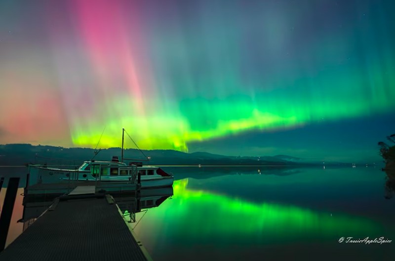 Aurora Australis atau disebut juga Southern Lights (Cahaya Selatan)