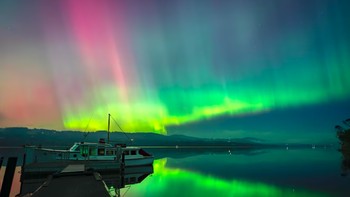 Meskipun perbedaan utama antara Cahaya Utara dan Cahaya Selatan adalah lokasinya di belahan Bumi, keduanya juga menawarkan pengalaman visual berbeda bagi mereka yang cukup beruntung untuk melihat keduanya. Ini adalah foto yang diambil oleh pengguna internet Gill Dayton di Sungai Huon, Australia Foto: Instagram tassieapplespice via ABC.net