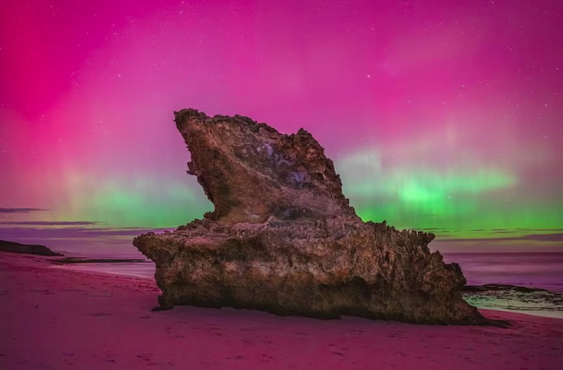 Aurora Australis atau disebut juga Southern Lights (Cahaya Selatan)