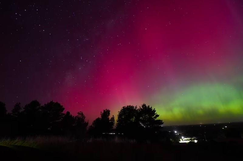 Aurora Australis atau disebut juga Southern Lights (Cahaya Selatan)