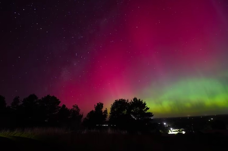 Aurora Australis atau disebut juga Southern Lights (Cahaya Selatan) Aurora Australis atau disebut juga Southern Lights (Cahaya Selatan)