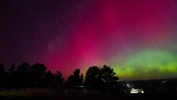 Untuk Cahaya Utara, lokasi pengamatan terbaik adalah negara-negara seperti Norwegia, Swedia, Finlandia, Islandia, Kanada, dan negara bagian Alaska. Fenomena dalam foto ini diabadikan oleh fotografer Ari Pugh yang menghabiskan lima jam perjalanan dari Port Campbell dan kembali ke Gunung Noorat, Australia. Foto: Instagram aripaughphotography via ABC.net
