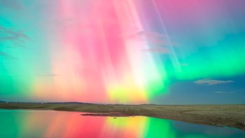 Jika ada Cahaya Utara, apakah ada juga Cahaya Selatan? Jawabannya adalah ya. Ini adalah Aurora Australis atau Cahaya Selatan (Southern Lights) yang diabadikan seorang pengguna Instagram Deni Cupit di Pantai Kingston, Australia. Foto: Instagram: deni_cupit via ABC.net