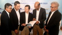 Sepanjang tahun 2023 AXA Mandiri berhasil membukukan laba bersih setelah pajak sebesar Rp 1,33 triliun, tumbuh 13,2% dibanding tahun sebelumnya senilai Rp 1,17 triliun. Pencapaian ini juga mengkukuhkan posisi AXA Mandiri sebagai perusahaan nomor satu di pangsa pasar Bancassurance.