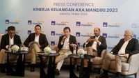 Presiden Direktur PT AXA Mandiri Financial Services (AXA Mandiri), Handojo G. Kusuma (tengah) didampingi jajaran direksi (ki-ka) Uke Giri Utama, Rudi Nugraha, Aayush Poddar dan Rudy Kamdani memaparkan kinerja keuangan tahun 2023 di Jakarta, Selasa (14/5/2024).