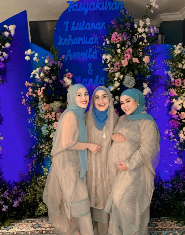 Tampil kompak, Ayu tampak mengenakan busana seragam dengan ibundanya, Umi Kalsum, dan Syifa. Terlihat ketiganya mengenakan pakaian berwarna krem dipadukan dengan hijab berwarna biru. Foto: dok. Instagram/@ayutingting92