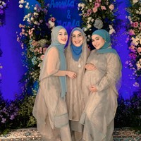 Tampil kompak, Ayu tampak mengenakan busana seragam dengan ibundanya, Umi Kalsum, dan Syifa. Terlihat ketiganya mengenakan pakaian berwarna krem dipadukan dengan hijab berwarna biru. Foto: dok. Instagram/@ayutingting92