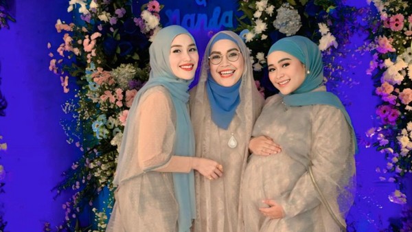 7 Potret Ayu Ting Ting di Tasyakuran Kehamilan Adiknya, Makin Cantik Berhijab