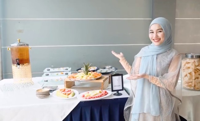 Manglingi berhijab, Ayu dipuji semakin cantik. Nambah cakep ayu pake jilbab, komentar salah seorang netizen. cakep bgt neng masyaAllah, tambah netizen lain. Foto: dok. Instagram/@ayutingting92