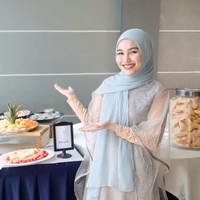 Manglingi berhijab, Ayu dipuji semakin cantik. Nambah cakep ayu pake jilbab, komentar salah seorang netizen. cakep bgt neng masyaAllah, tambah netizen lain. Foto: dok. Instagram/@ayutingting92