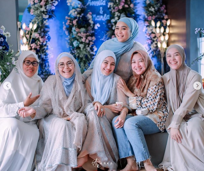 Dalam unggahan juga terlihat keluarga calon suami Ayu turut hadir. Ibunda Muhammad Fardhana turut berpose bersama di sebelah Ayu. Foto: dok. Instagram/@ayutingting92