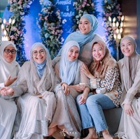 Dalam unggahan juga terlihat keluarga calon suami Ayu turut hadir. Ibunda Muhammad Fardhana turut berpose bersama di sebelah Ayu. Foto: dok. Instagram/@ayutingting92