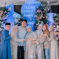 Terlihat Ayu dan keluarga calon suaminya itu memang sudah begitu akrab. Ayu dan calon mertuanya sendiri terlihat begitu kompak. Foto: dok. Instagram/@ayutingting92