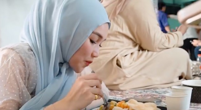 Bersama para tamu undangan lain, Ayu tampak asik ikut menyantap makanan di tasyakuran kehamilan 7 bulanan sang adik. Foto: dok. Instagram/@ayutingting92