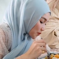 Bersama para tamu undangan lain, Ayu tampak asik ikut menyantap makanan di tasyakuran kehamilan 7 bulanan sang adik. Foto: dok. Instagram/@ayutingting92