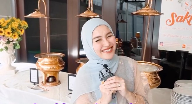 Tampil dengan pulasan makeup minimalis, penampilan Ayu jadi terlihat tetap cantik natural. Acara tasyakuran Syifa sendiri diketahui digelar pada Sabtu, 11 Mei 2024. Foto: dok. Instagram/@ayutingting92
