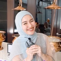 Tampil dengan pulasan makeup minimalis, penampilan Ayu jadi terlihat tetap cantik natural. Acara tasyakuran Syifa sendiri diketahui digelar pada Sabtu, 11 Mei 2024. Foto: dok. Instagram/@ayutingting92