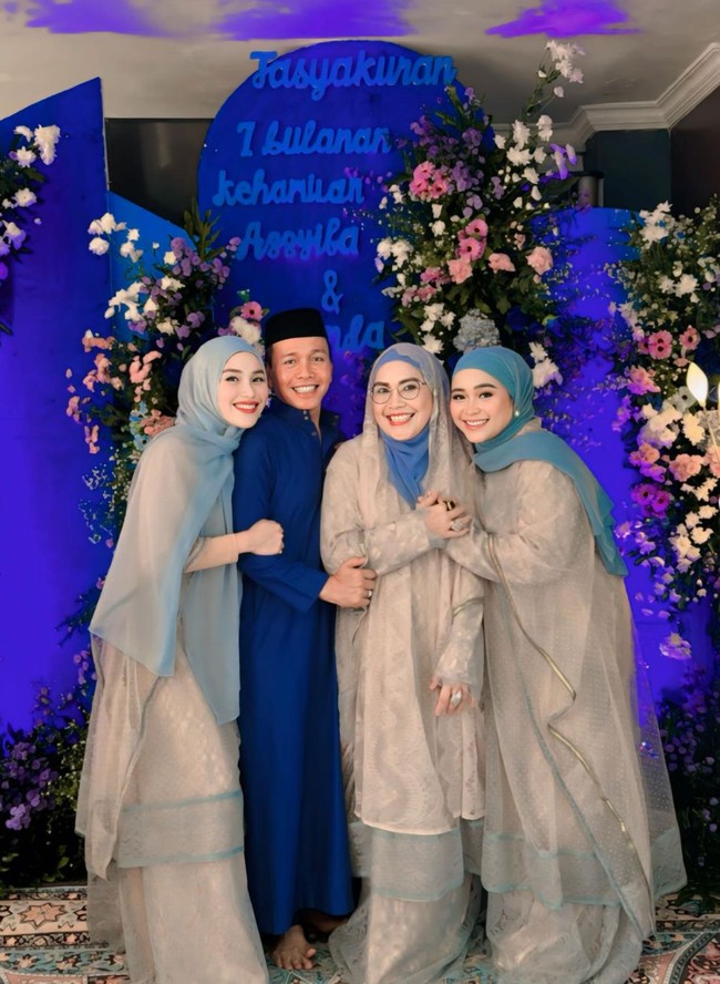 Adik Ayu Ting Ting, Syifa, baru saja menggelar acara tasyakuran kehamilan anak keduanya. Sebagai kakak, Ayu bersama keluarganya pun turut hadir mendampingi Syifa di acara tersebut. Foto: dok. Instagram/@ayutingting92