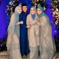 Adik Ayu Ting Ting, Syifa, baru saja menggelar acara tasyakuran kehamilan anak keduanya. Sebagai kakak, Ayu bersama keluarganya pun turut hadir mendampingi Syifa di acara tersebut. Foto: dok. Instagram/@ayutingting92