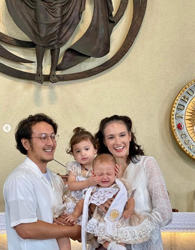 Nadine dan sang suami bersama kedua putrinya tampil kompak mengenakan busana bernuansa putih. Keempatnya pun berpose bersama di depan altar gereja usai sang putri resmi dibaptis. Foto: dok. Instagram/@nadinelist