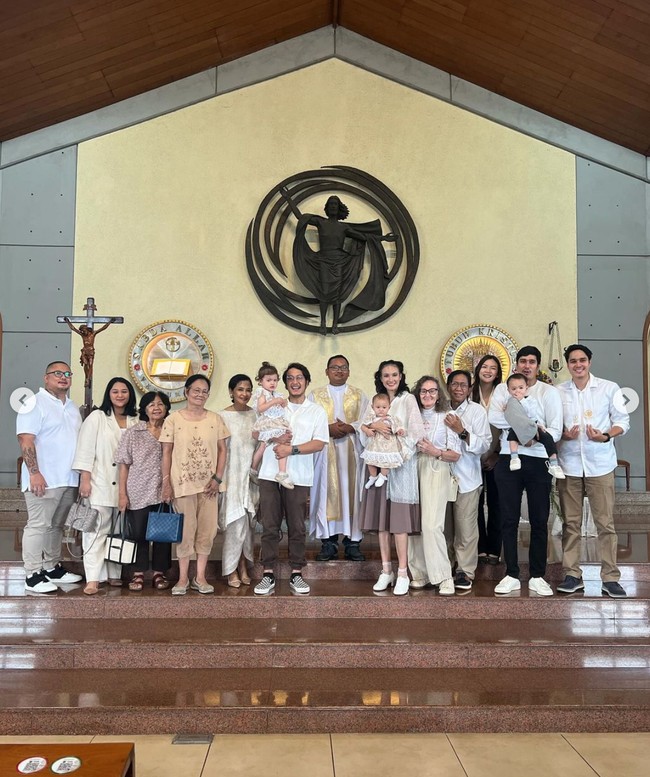 Di hari pembaptisan baby Djala terlihat para anggota keluarga juga turut hadir. Ibunda dan kedua adik Nadine, Marcel dan Mischa, juga ikut datang dan berpose bersama. Foto: dok. Instagram/@nadinelist