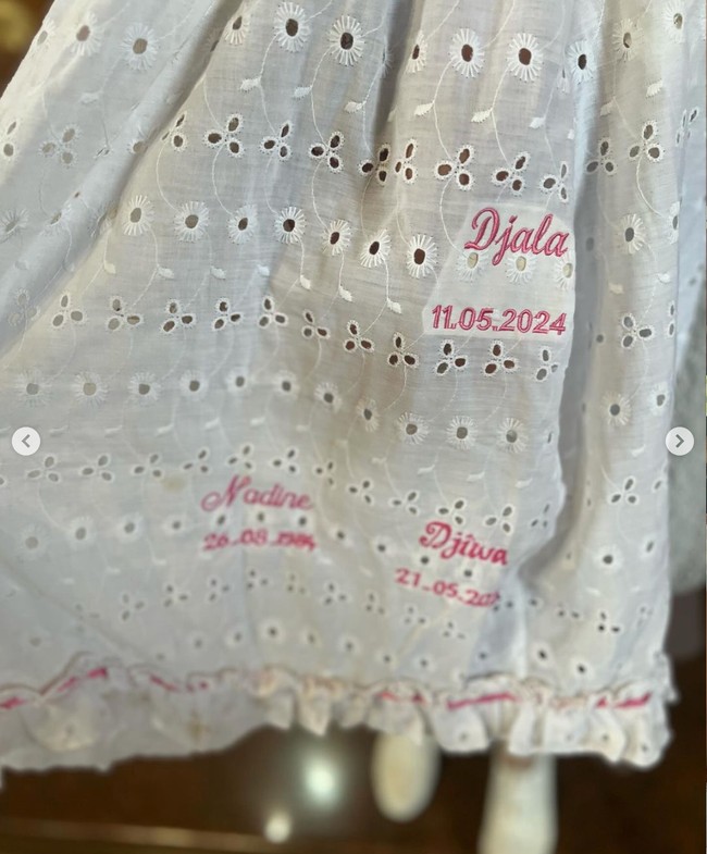 Saat dibaptis baby Djala mengenakan dress putih warisan dari sang bunda. Sebelumnya Nadine dan putri pertamanya, Djiwa juga mengenakan dress tersebut saat dibaptis. Hari Baptis Djala. Dress baptis yang dipakai Djala menjadi saksi perjalanan kami. Berawal dari aku lalu Djiwa dan skrg Djala. Jadilah cahaya di setiap langkahmu ya nak! tulis Nadine. Foto: dok. Instagram/@nadinelist