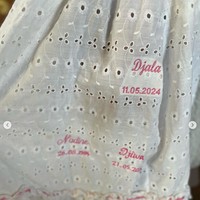 Saat dibaptis baby Djala mengenakan dress putih warisan dari sang bunda. Sebelumnya Nadine dan putri pertamanya, Djiwa juga mengenakan dress tersebut saat dibaptis. Hari Baptis Djala. Dress baptis yang dipakai Djala menjadi saksi perjalanan kami. Berawal dari aku lalu Djiwa dan skrg Djala. Jadilah cahaya di setiap langkahmu ya nak! tulis Nadine. Foto: dok. Instagram/@nadinelist