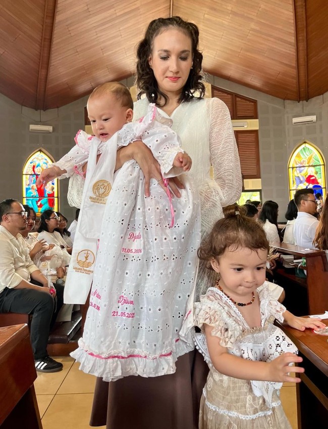 Sang kakak, Djiwa juga tampak ikut hadir menemani adiknya di baptis. Sama-sama berparas bule, kedua putri Nadine itu terlihat cantik dan lucu. Foto: dok. Instagram/@nadinelist