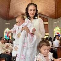 Sang kakak, Djiwa juga tampak ikut hadir menemani adiknya di baptis. Sama-sama berparas bule, kedua putri Nadine itu terlihat cantik dan lucu. Foto: dok. Instagram/@nadinelist