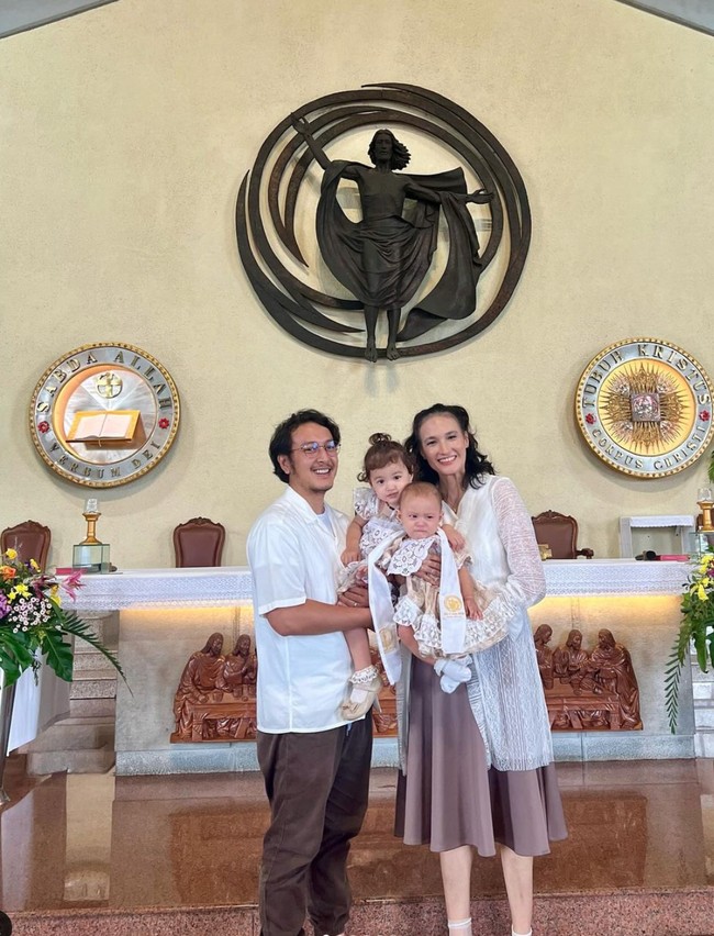 Baby Djala, putri kedua Nadine Chandrawinata dan Dimas Anggara baru saja resmi dibaptis. Melalui akun Instagram pribadinya, Nadine membagikan foto-foto momen pembaptisan sang putri. Foto: dok. Instagram/@nadinelist