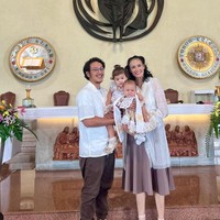 Baby Djala, putri kedua Nadine Chandrawinata dan Dimas Anggara baru saja resmi dibaptis. Melalui akun Instagram pribadinya, Nadine membagikan foto-foto momen pembaptisan sang putri. Foto: dok. Instagram/@nadinelist