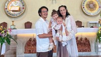 6 Foto Baby Djala Anak Nadine Chandrawinata Dibaptis, Pakai Dress Warisan