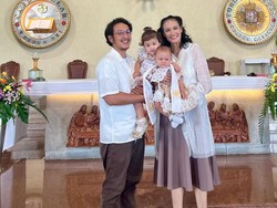 6 Foto Baby Djala Anak Nadine Chandrawinata Dibaptis, Pakai Dress Warisan