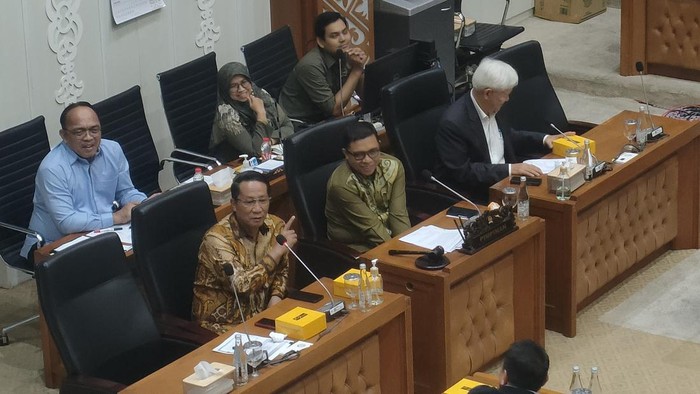 Badan Legislasi (Baleg) DPR RI mulai membahas soal revisi Undang-Undang (RUU) Kementerian Negara. Pembahasan itu mengacu pada keputusan MK nomor 79/PUU-IX/2011, Selasa (14/5/2024).