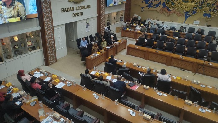 Badan Legislasi (Baleg) DPR RI mulai membahas soal revisi Undang-Undang (RUU) Kementerian Negara. Pembahasan itu mengacu pada keputusan MK nomor 79/PUU-IX/2011, Selasa (14/5/2024).
