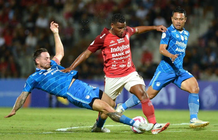Sejumlah pesepak bola Persib Bandung melakukan protes kepada wasit Heru Cahyono (tengah) saat pertandingan semifinal leg pertama Championship Series Liga 1 2023/2024 melawan Bali United di Training Center Bali United, Pantai Purnama, Gianyar, Bali, Selasa (14/5/2024). ANTARA FOTO/Fikri Yusuf/rwa.