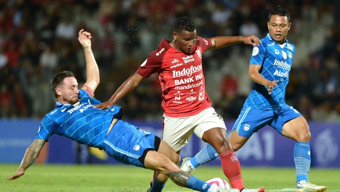 Sejumlah pesepak bola Persib Bandung melakukan protes kepada wasit Heru Cahyono (tengah) saat pertandingan semifinal leg pertama Championship Series Liga 1 2023/2024 melawan Bali United di Training Center Bali United, Pantai Purnama, Gianyar, Bali, Selasa (14/5/2024). ANTARA FOTO/Fikri Yusuf/rwa.