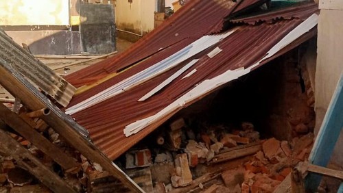Bangunan warga di Lombok Utara ambruk setelah gempa, Selasa (14/5/2024).