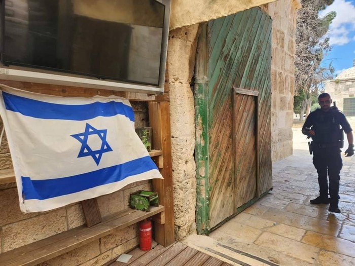 Bendera Israel yang dikibarkan di halaman Masjid Al Aqsa, Selasa (14/5/2024).