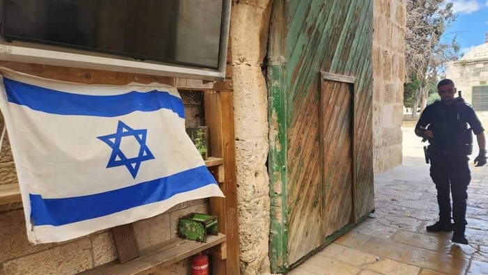 Bendera Israel yang dikibarkan di halaman Masjid Al Aqsa, Selasa (14/5/2024).