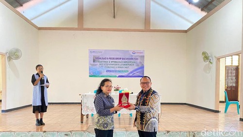 Kepala BPJS Kesehatan Cabang Ende, Nara Grace Br Ginting dan Pimpinan Ombudsman RI  Robert Na Endi Jaweng.