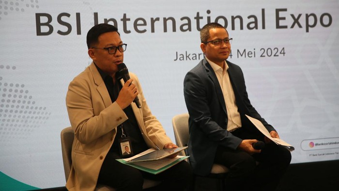 SVP Marketing Communication BSI Kemas Erwan Husainy (kiri) dan SVP Corporate Secretary & Communication BSI Wisnu Sunandar (kanan) saat konferensi pers BSI International Expo 2024 di Kantor Pusat BSI, The Tower Jakarta, Selasa (14/05).