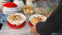 Kamu bisa memesan bubur porsi 1 atau 1/2. Bebas menambah topping apapun dengan biaya tambahan sebesar Rp 5.000 per topping. Foto: Detikcom / Atiqa Rana