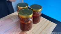 Setiap mangkuk bubur ayam akan dilengkapi sambal terpisah. Menariknya, sambal yang digunakan adalah chilli oil yang pedas dan ada sentuhan rasa terasinya. Foto: Detikcom / Atiqa Rana