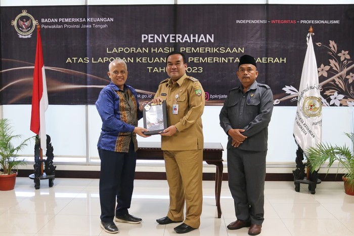 Bupati Blora Arief Rohman saat menerima penghargaan opini WTP dari BPK RI di Semarang.