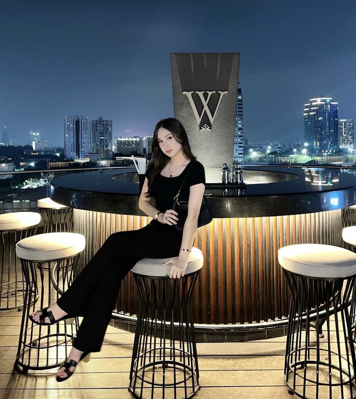 Cantiknya Laura Moane Saat Makan di Resto hingga Nongkrong di Kafe Cantiknya Laura Moane Saat Makan di Resto hingga Nongkrong di Kafe