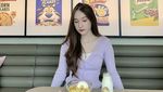 Cantiknya Laura Moane Saat Makan di Resto hingga Nongkrong di Kafe