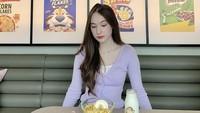 Wah, kali ini wanita yang dianggap dekat dengan Al Ghazali itu sedang berpose di kafe yang menyajikan serba sereal. Laura pun terlihat memesan semangkuk sereal dan susu. Foto: Instagram @its_lauramoane2
