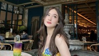 Sempat terlihat juga momen artis 18 tahun ini nongkrong di sebuah kafe. Ia berpose dengan segelas minuman yang punya kombinasi warna ungu, kuning, hijau. Foto: Instagram @its_lauramoane2